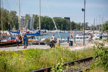 Kävelijät Kaupunginlahden rannalla