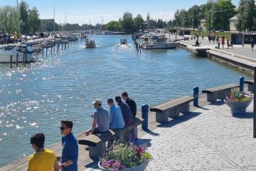 Pojat kaupunginlahden rannalla
