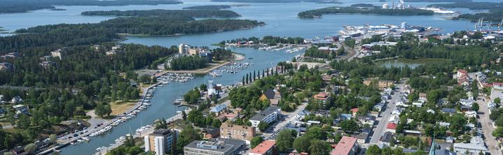 Ilmakuva Uudenkaupungin keskustasta merelle