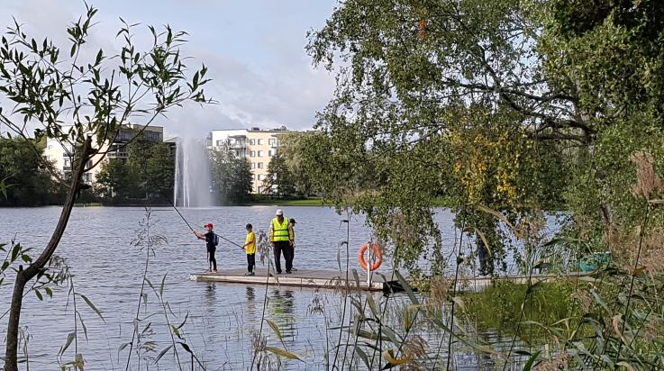 Kalastaja rannalla