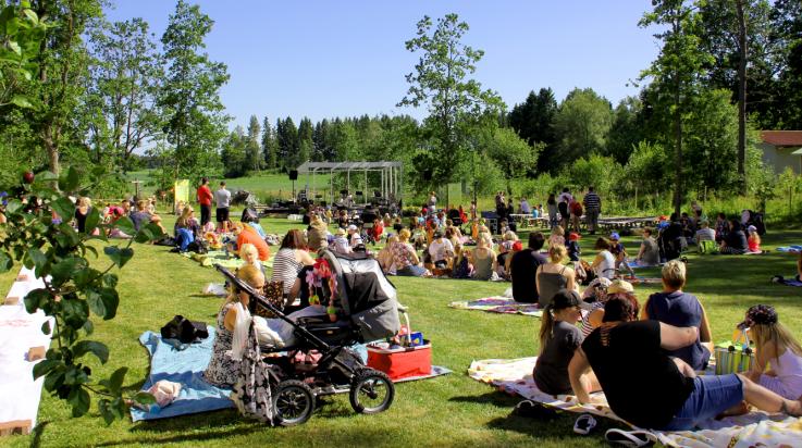 Lasten soundissa palajon ihmisiä ja hyvää musaa