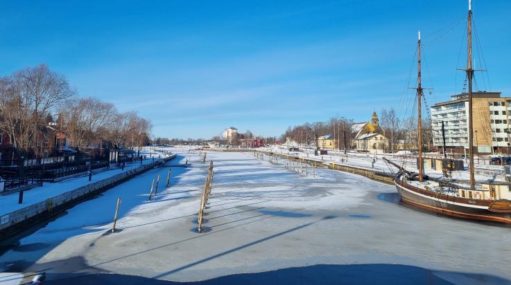 Maaliskuinen Kaupunginlahdenranta