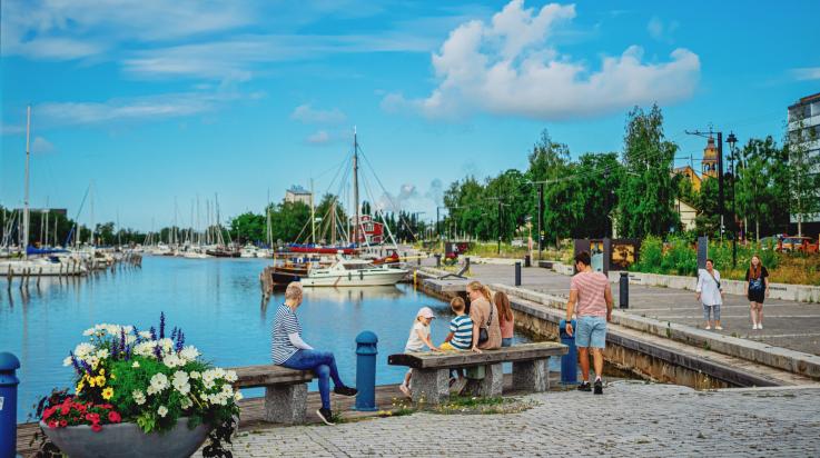 Ihmisiä Kaupunginlahden rannalla