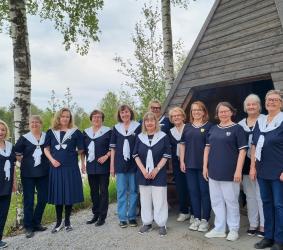 Oppaat Vallimäellä kesäkuvassa