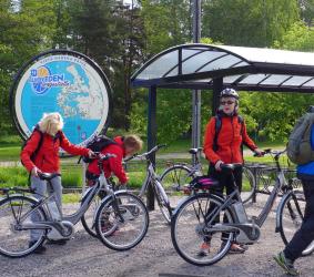 Polkupyöräilijät leirintäalueella